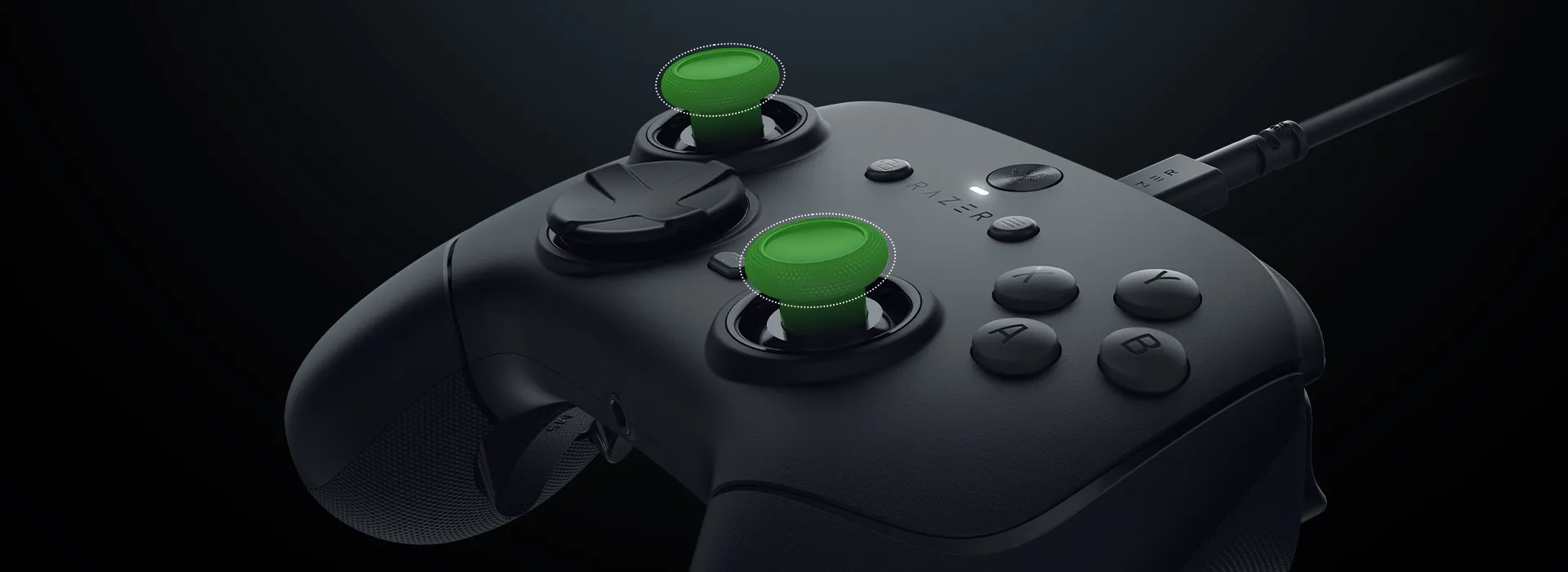 A close-up of a Razer gaming controller highlighting dual analog sticks with green accents, buttons, and a 有线连接.