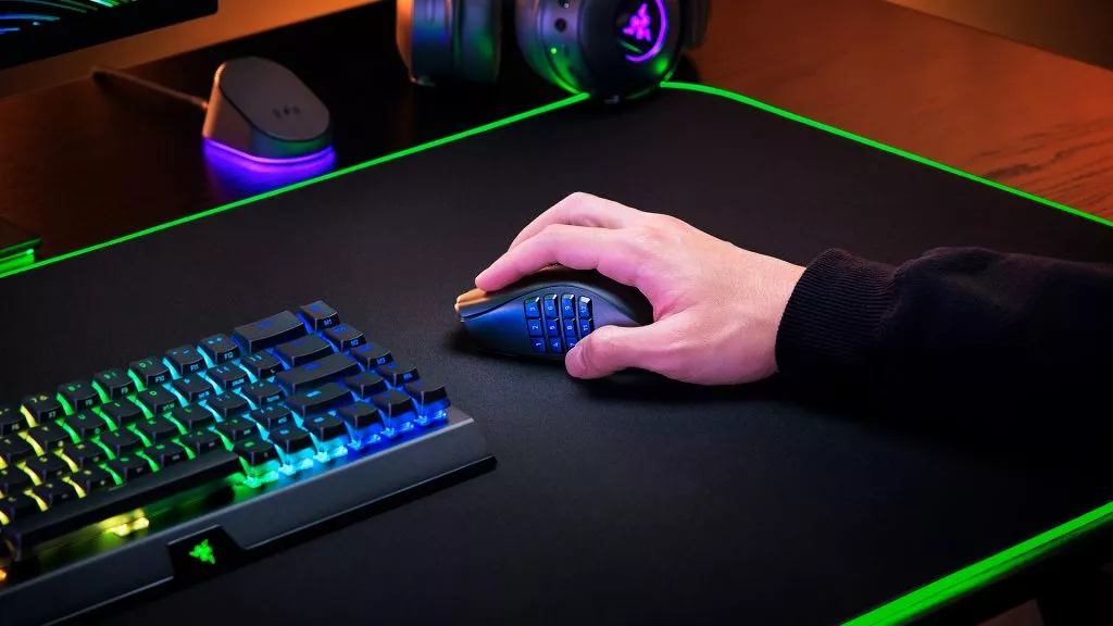 The Razer Naga V2 Pro with a 2-button magnetic side plate,