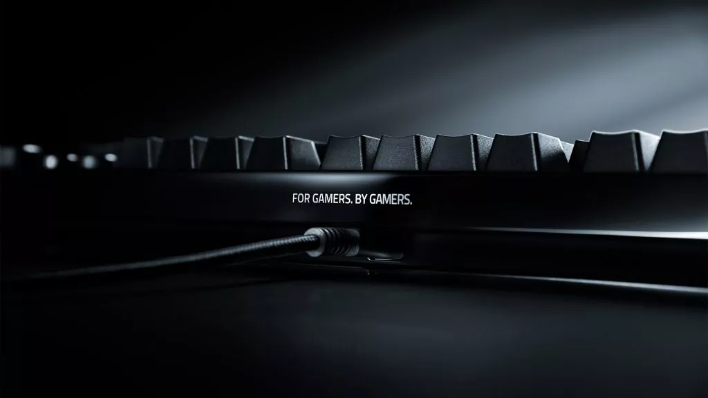 Side profile of the Razer Huntsman Signature Edition featuring Razers "For Gamers. By Gamers." tagline