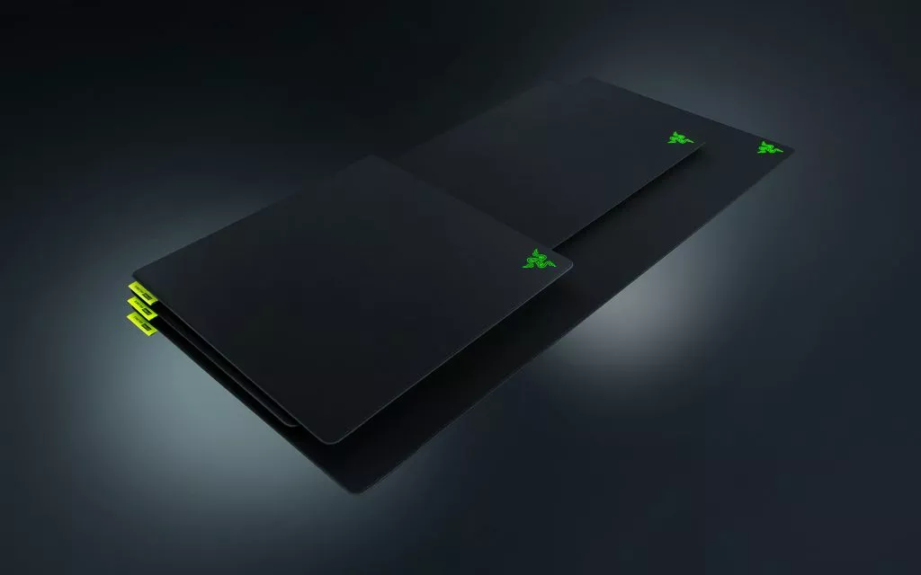 Razer Gigantus V2 ProのL・XXL・3XLを重ねた製品画像。黒い布製の表面に緑のRazerロゴ、側面に滑りのタイプを示す黄色いタグが付く