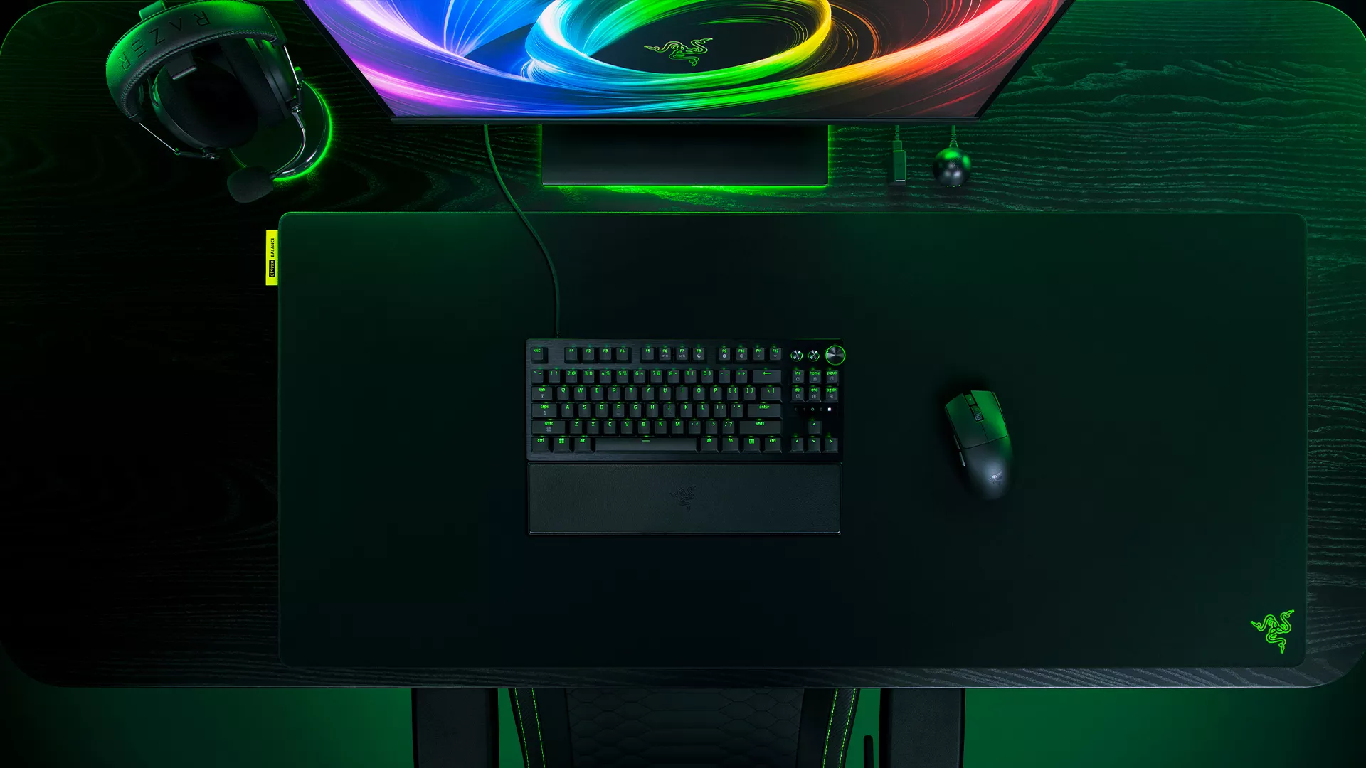 Razer Gigantus V2 Pro 3XLをデスクに敷き、テンキーレスキーボードとマウスを載せた俯瞰写真。XXLより奥行きが深い