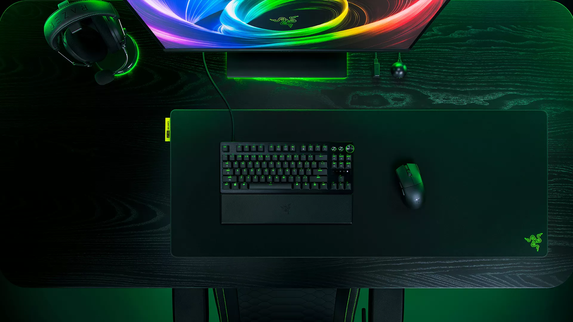 Razer Gigantus V2 Pro XXLをデスクに敷き、テンキーレスキーボードとマウスを載せた俯瞰写真