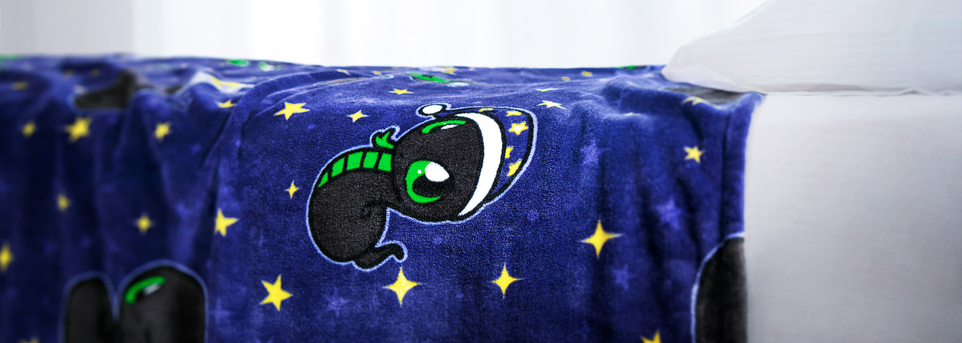 Plush Sleep Accessory - Razer Sneki Snek Fleece Blanket | Razer