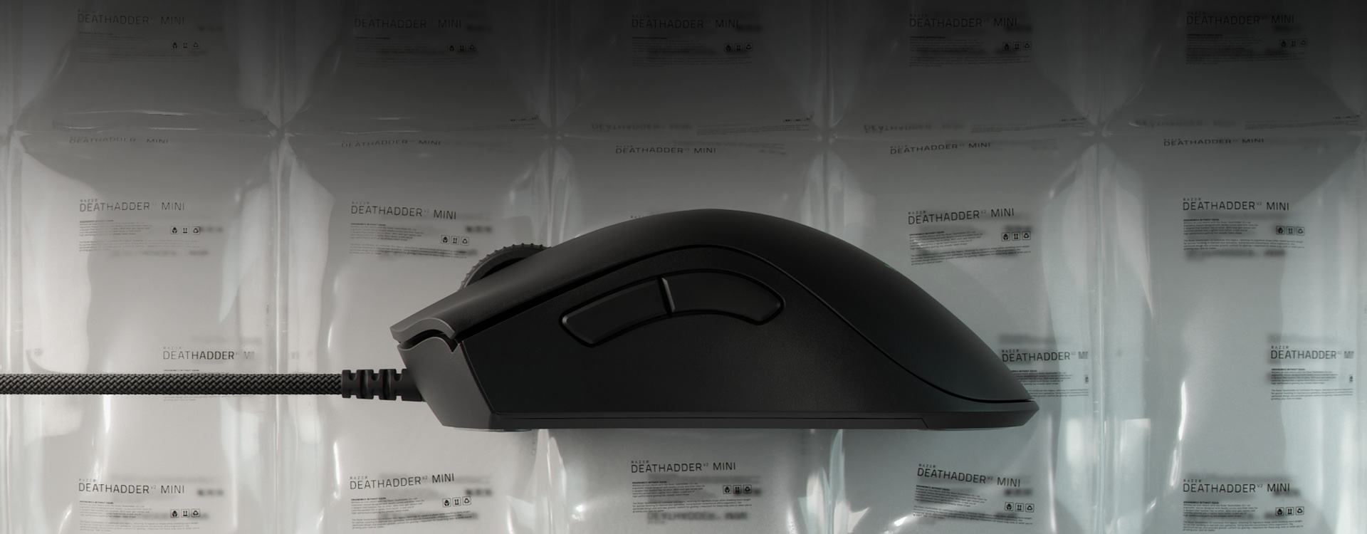 https://assets2.razerzone.com/images/pnx.assets/7d12512f21bfb23d8e5f7c2a58114c75/razer-deathadder-v2-mini-2020-usp1-desktop.jpg