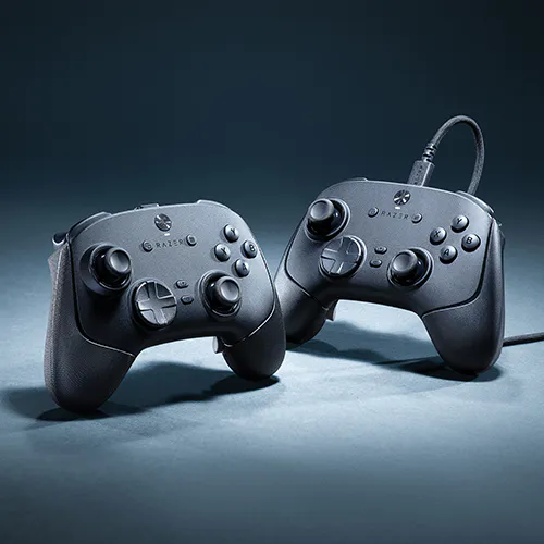 Two black gaming 控制器, one wired and one wireless, are placed on a dark surface against a gradient background.